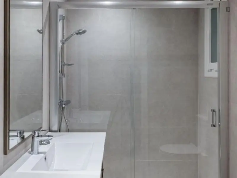 Habitacion Doble con Baño Privado Cerca de Plaza Espanya
