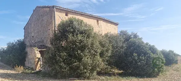 Masía a rehabilitar en l'Anoia con vistas a Montserrat