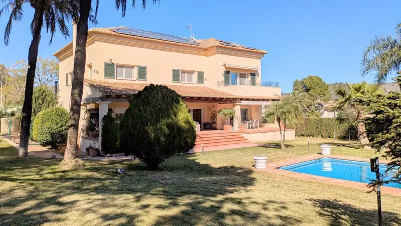 Chalet de Lujo en Gandia con Piscina y Vistas a la Montaña