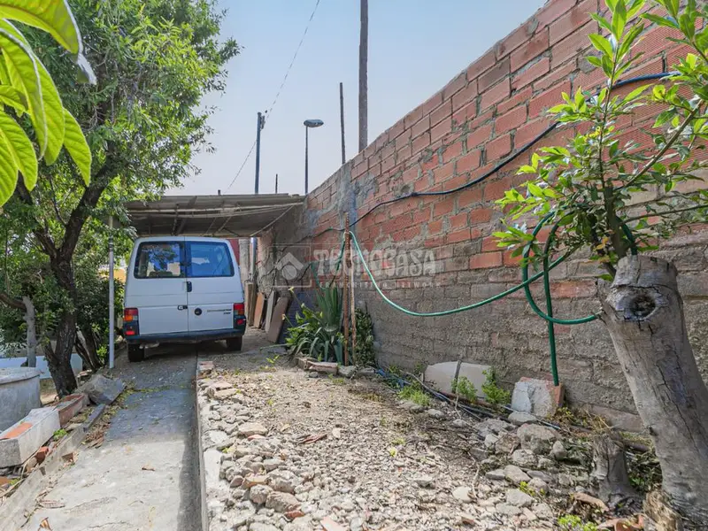 Terreno Esquinero 556m² con Construcción en Ca n Oriol Rubí