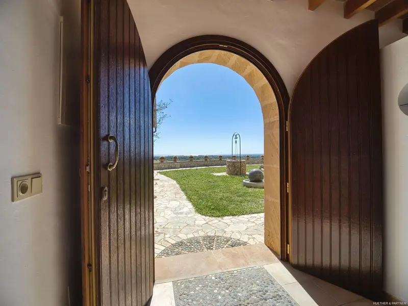 Finca de Lujo en Mallorca con Vistas al Mar y Piscina Infinita