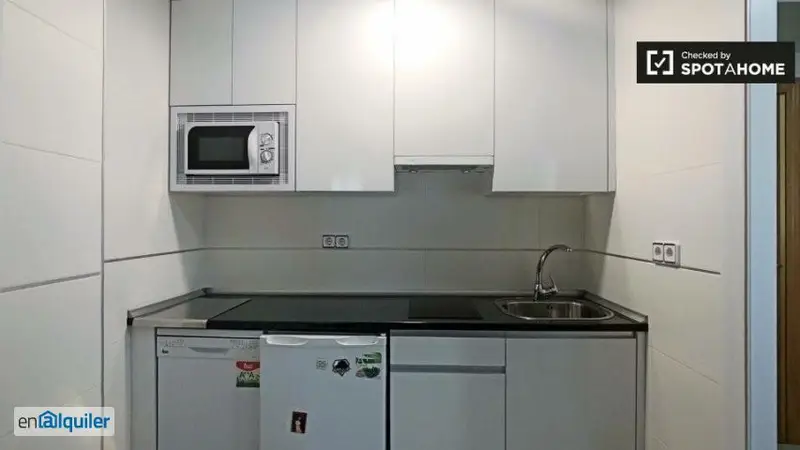 Se alquila piso de 1 dormitorio en Cortes, Madrid, gastos incluidos.
