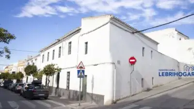 Casa Adosada en Lebrija con Encanto Antiguo y Gran Potencial
