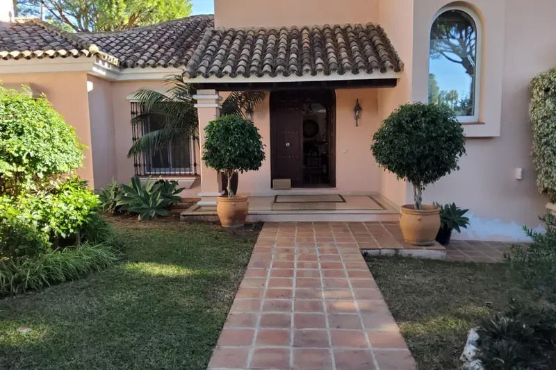Villa de Lujo 5 Dormitorios Elviria Alquiler Larga Temporada