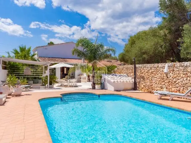 Chalet en venta en Menorca: Casa de piedra con piscina y encanto cottage