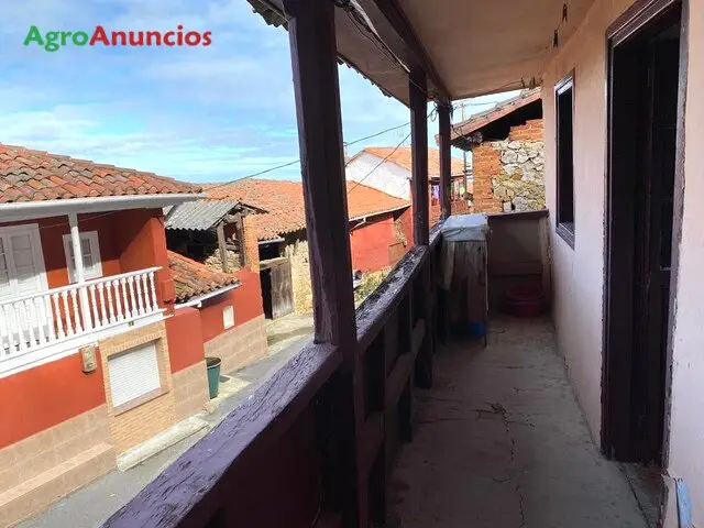 Venta  de Casa con cuadra y fincas en Asturias