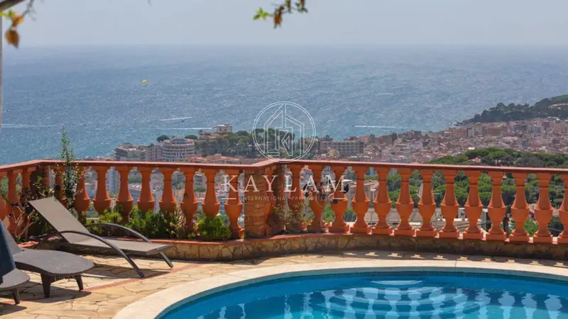 Chalet de Lujo en Venta con Vistas al Mar