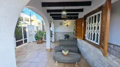 Chalet en Las Marinas con Jardin y Solarium Cerca del Mar