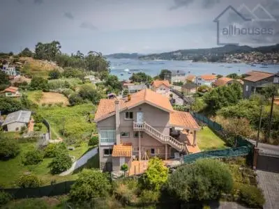 Casa con 3 Apartamentos en O Hío, cerca de la Playa