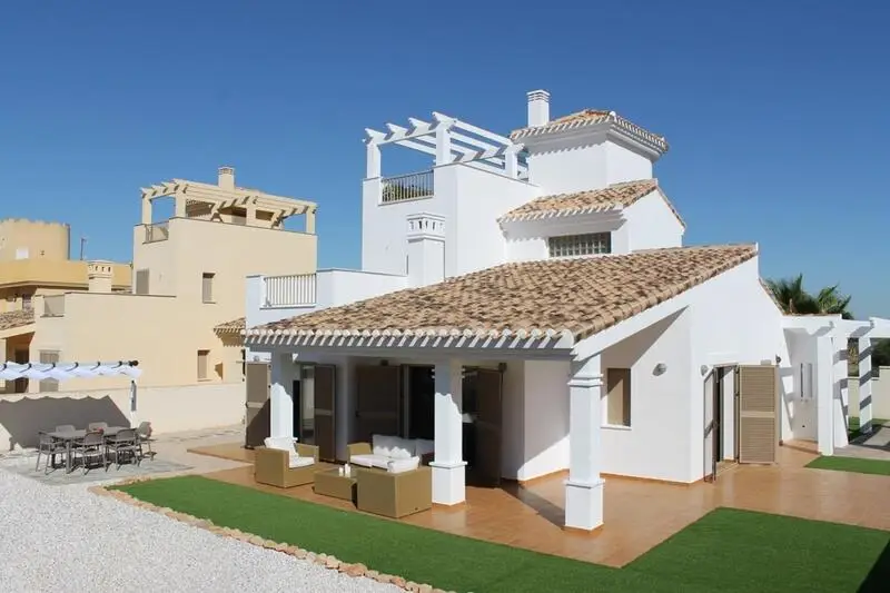 Villa de Lujo en La Manga del Mar Menor: 4 Dormitorios, 3 Baños, Jardin y Garaje