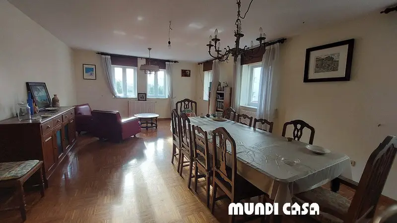 Casa en Boiro con Local Comercial y Jardin