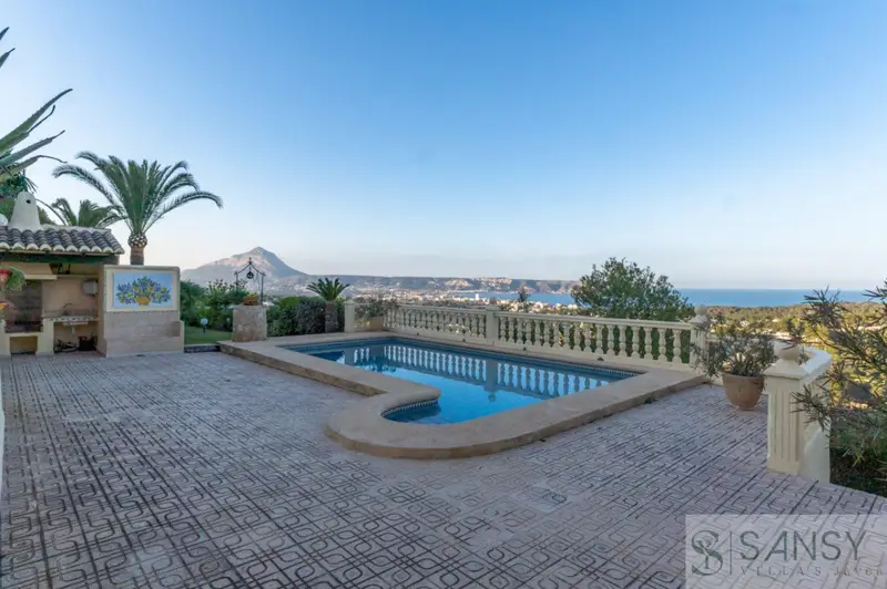 Villa en Jávea con Vistas Panorámicas al Mar