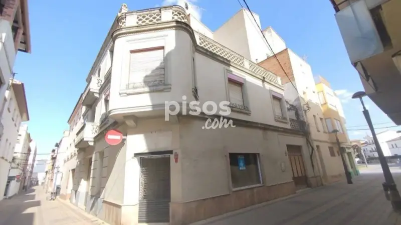 Casa con dos viviendas garaje y locales comerciales en Binéfar
