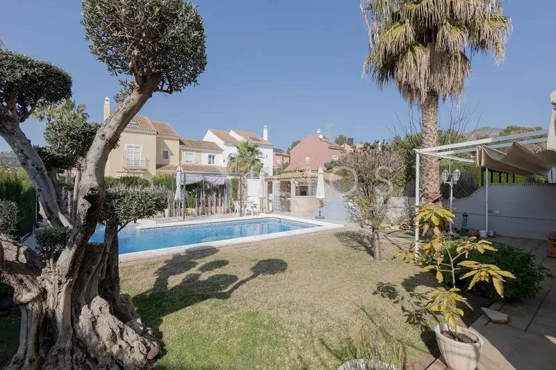 Chalet Pareado en Alfinach con Piscina y Jacuzzi