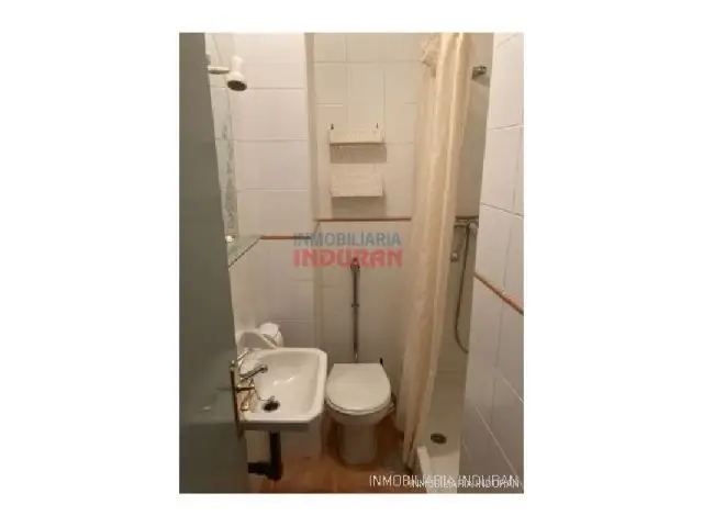 Hostal con 13 habitaciones dobles 3 suites y 4 apartamentos en Talayuela