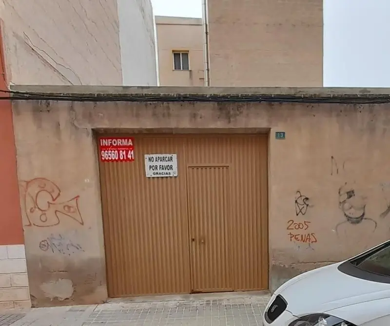 Casa con Patio en Novelda - Almacén con Posibilidades de Reforma
