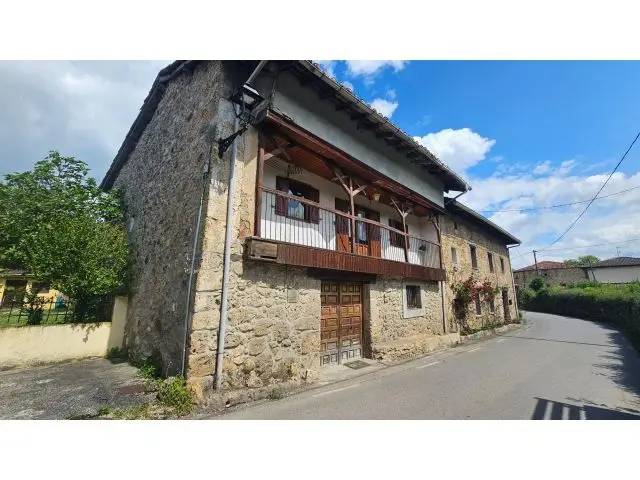 Casa de Piedra en Vallejo de Mena: 267m2, 5 Habitaciones, Ideal para Reformar