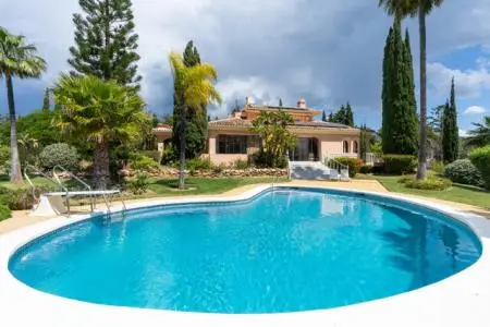 Villa en Elviria con Vistas al Mar y Piscina Climatizada