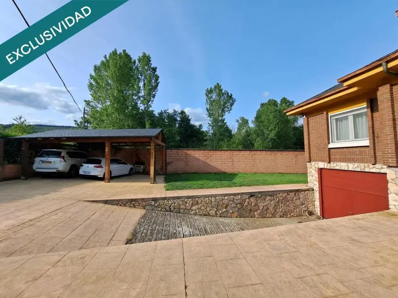Chalet con Piscina y Placas Solares en Bembibre Leon