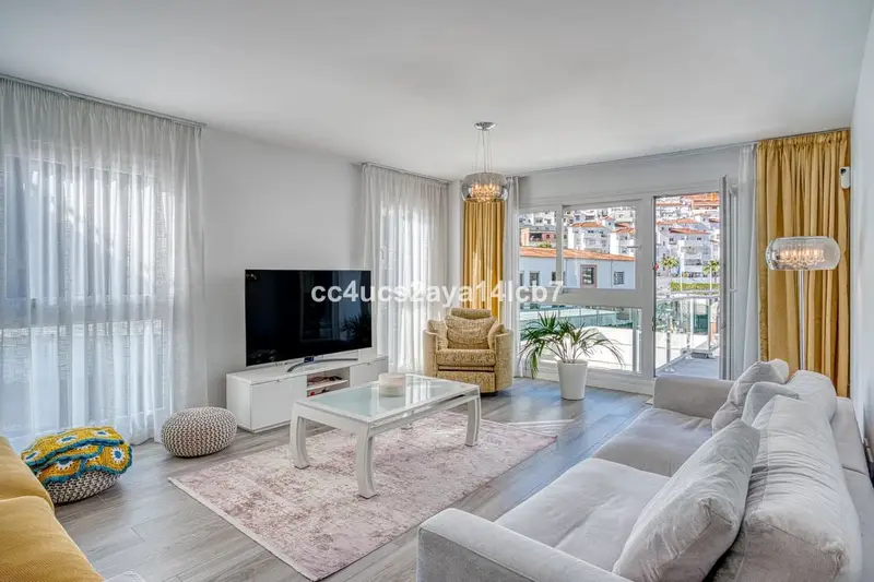 Ático de Lujo en Benahavís con Solarium y Vistas Panorámicas