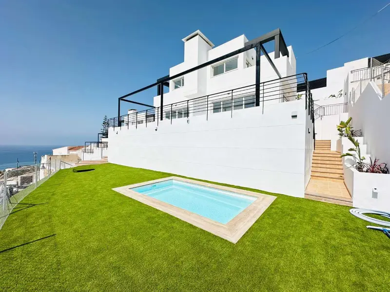 Villa de Lujo en Torrox Costa con Piscina Privada y Vistas al Mar