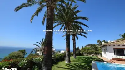 Chalet Rústico en Atlanterra con Piscina Privada y Vistas al Océano