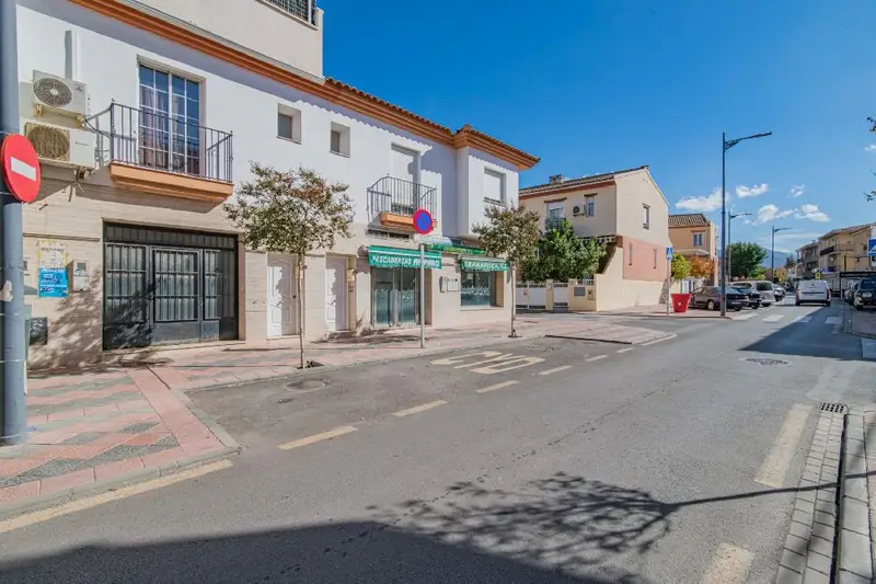 Venta Local Comercial Armilla Esquina Tres Escaparates
