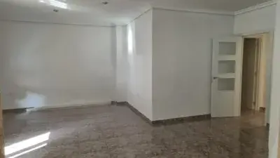 Casa en Aldaia con 3 habitaciones, patio y terraza