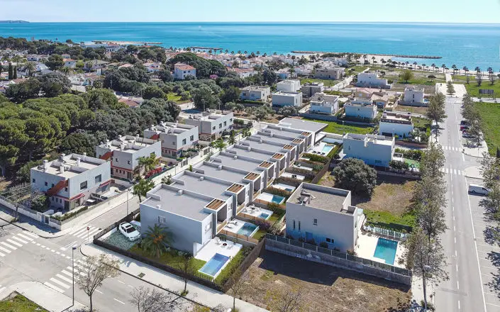 Adosados en Cambrils con Amenities Modernos