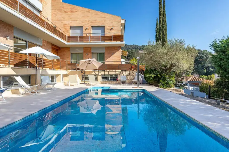 Chalet en Vallromanes con 7 dormitorios, piscina y jardín