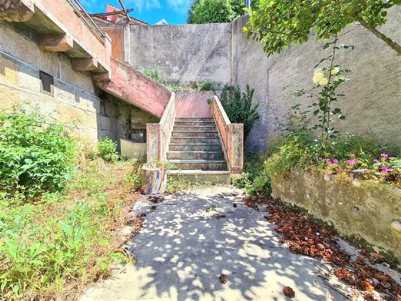Casa en Venta para Reformar con Terraza en Ourense