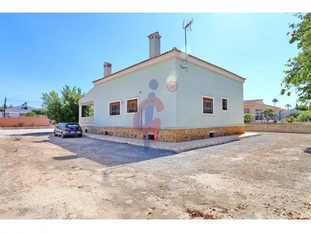 Chalet Independiente en La Marina 3 Dormitorios 2 Baños Parcela 241m²