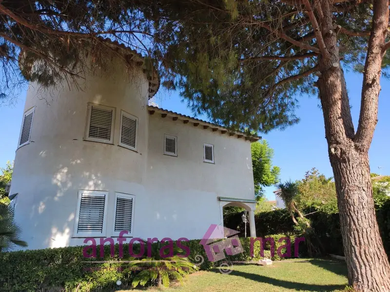 Chalet en venta El Vendrell con piscina y vistas al mar