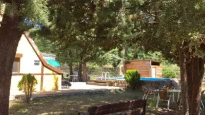 Chalet Rústico en Camarena de la Sierra con Piscina y Jardín