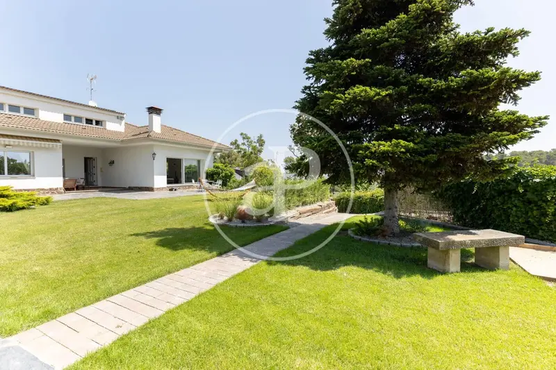 Chalet en Bellaterra con Jardin y Piscina Cubierta