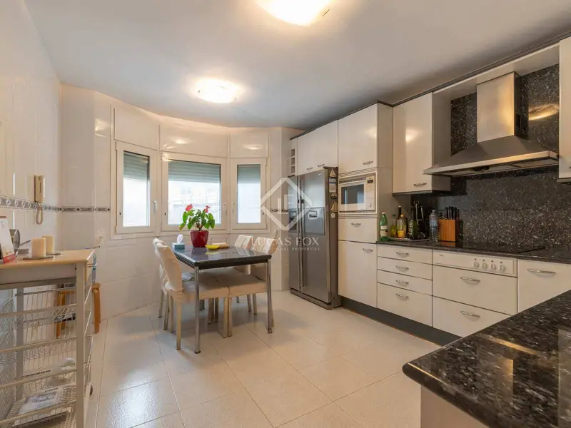 Chalet en Gavà con 4 Dormitorios Jardin y Piscina