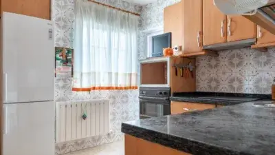Piso en Venta en Pinos Puente con Patio, Garaje y Secadero