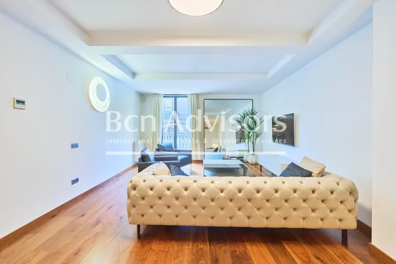 Piso en centro Barcelona con terraza y piscina comunitaria