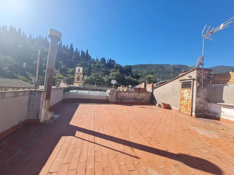 Casa en venta en Villalonga: 4 plantas, 4 habitaciones, 2 baños y buhardilla