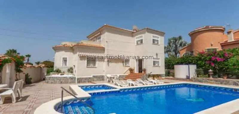 Villa en Venta Ciudad Quesada 4 Dormitorios Piscina Jardin