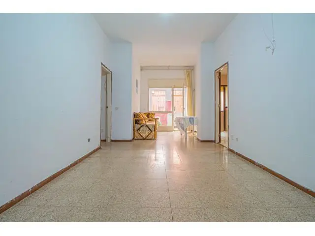 Piso amplio en Figueres con 3 habitaciones dobles