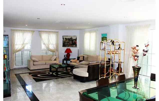 Casa en Alquiler L Eliana 4 Dormitorios 475m2