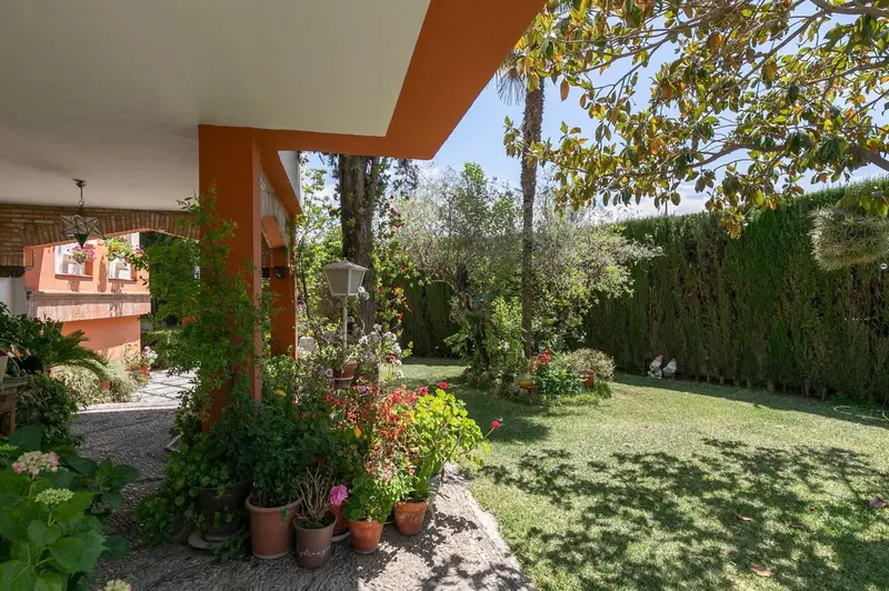 Chalet en venta en Ogíjares Granada con piscina y jardín