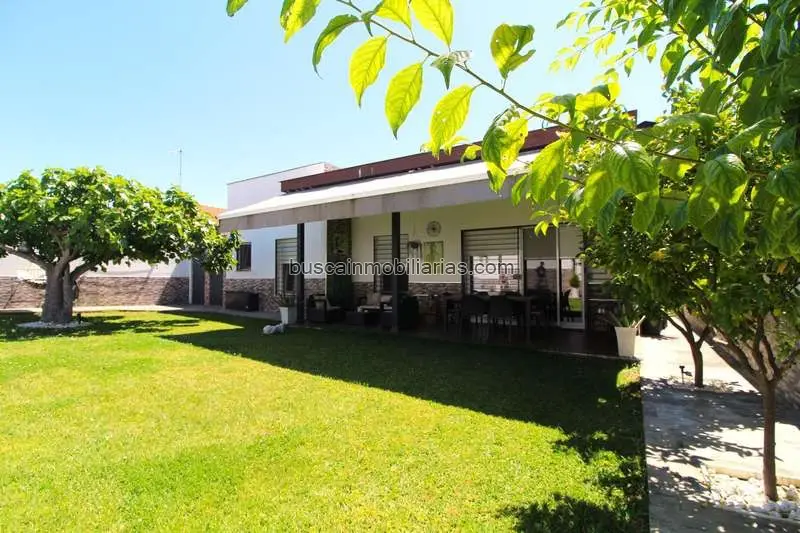 Chalet en Venta en Badajoz: 4 Dormitorios, Piscina, Jardín