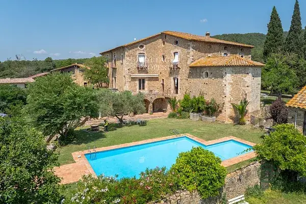 Masía histórica en Girona con vistas panorámicas y amplios espacios
