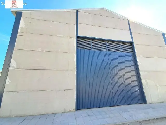 Nave Industrial en Montijo 1150m2 Tres Puertas