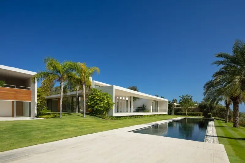 Villa de Lujo en Casares con Vistas al Mar y al Golf