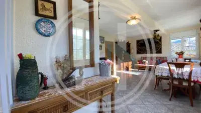 Casa en venta en urbanizacion tranquila con jardin piscina y 3 dormitorios