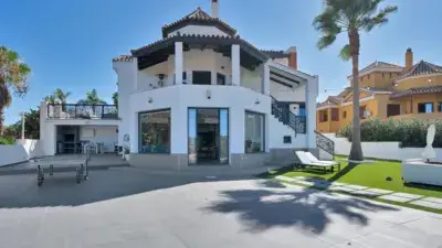 Chalet en venta en La Alcaidesa con vistas al mar