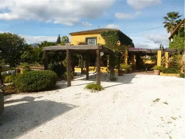 Casa-Villa de 6 Dormitorios en venta Estepona, España